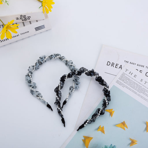 Diadema de tela con perlas en blanco y negro