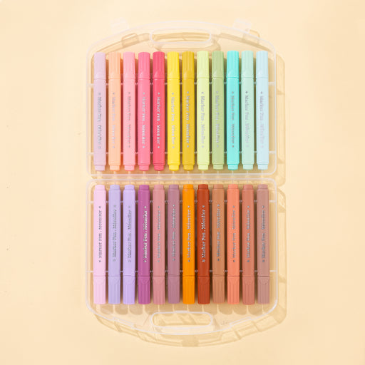 Plumones triangulares de 24 colores.