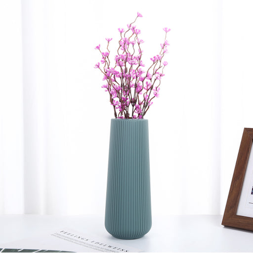 Florero con tiras de plástico