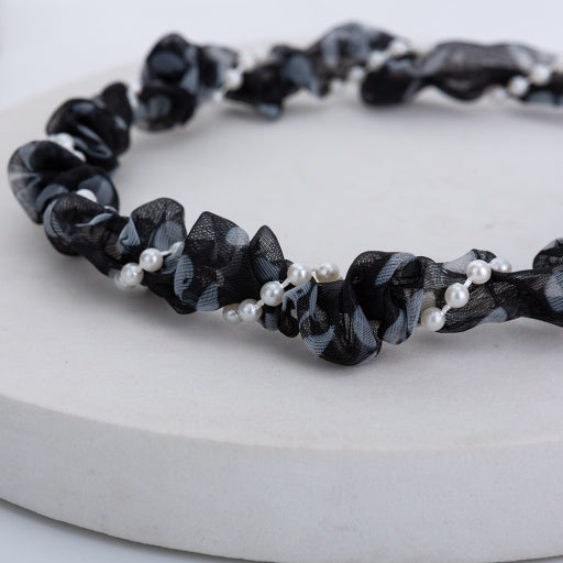 Diadema de tela con perlas en blanco y negro